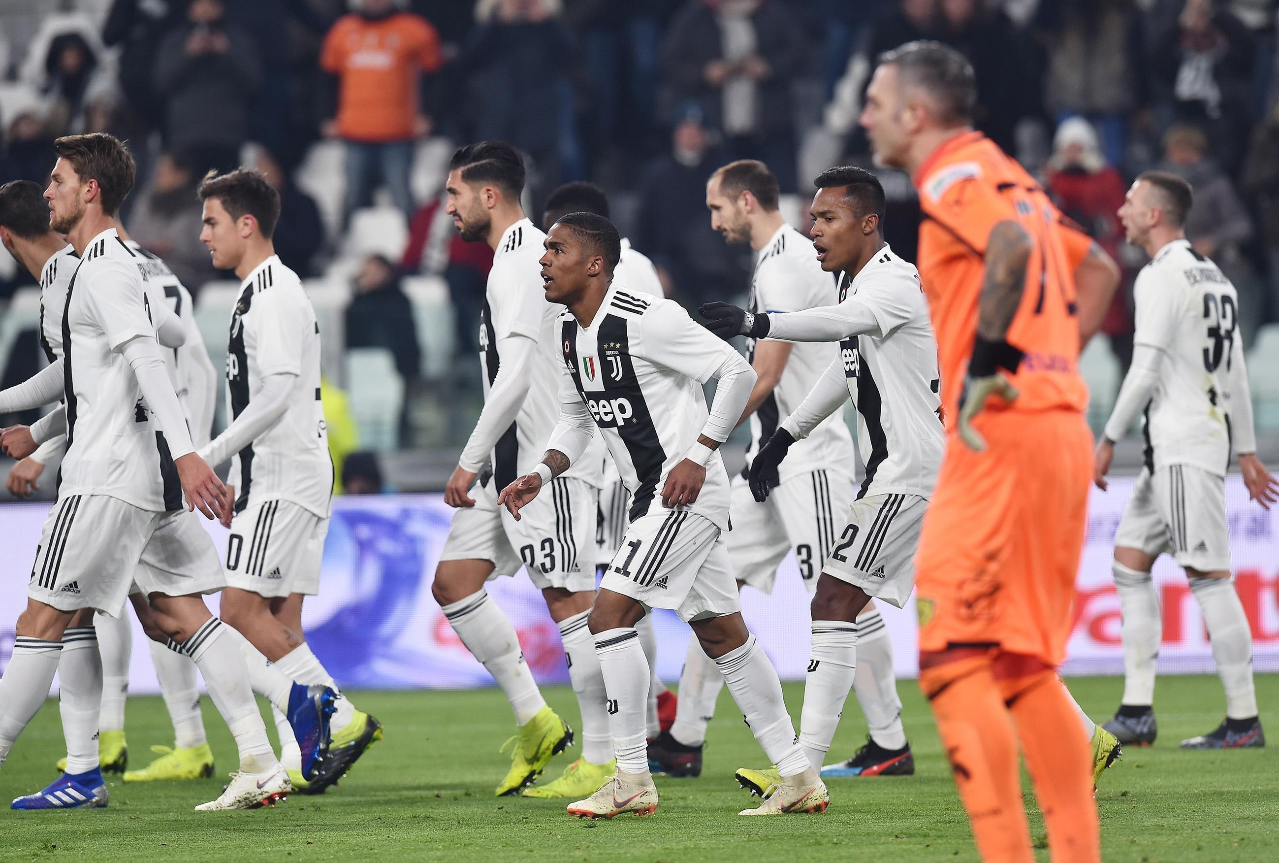 epa07307308 Juventus' Douglas Costa jubilates after scoring the goal (1-0) during the Italian Serie A soccer match Juventus FC vs AC Chievo Verona at Allianz stadium in Turin, Italy, 21 January 2019. EPA-EFE/ALESSANDRO DI MARCO