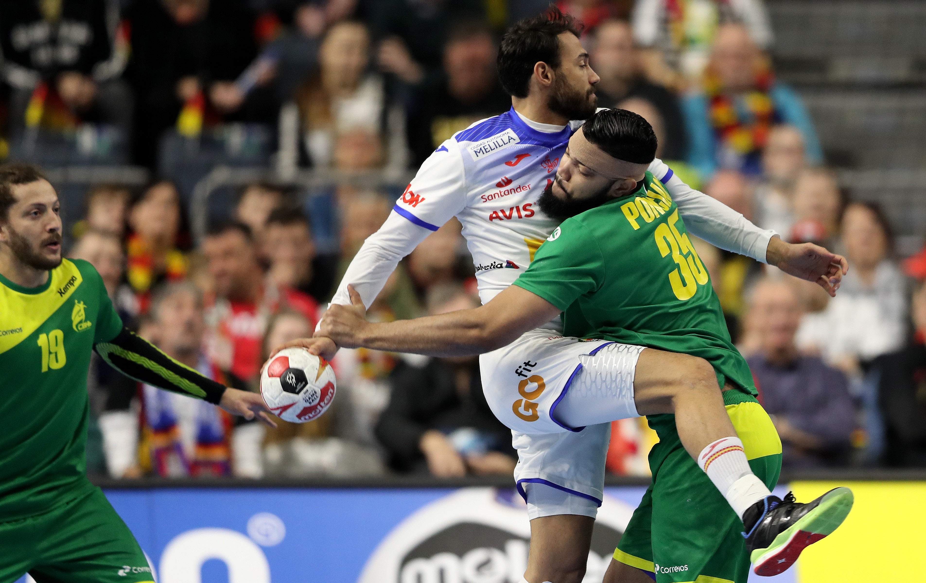 epa07307056 Daniel Sarmiento Melian (L) of Spain in action against Thiago Ponciano (R) of Brazil during the main round group one match between Spain and Brazil at the IHF Men's Handball World Championship in Cologne, Germany, 21 January 2019. EPA-EFE/FRIEDEMANN VOGEL
