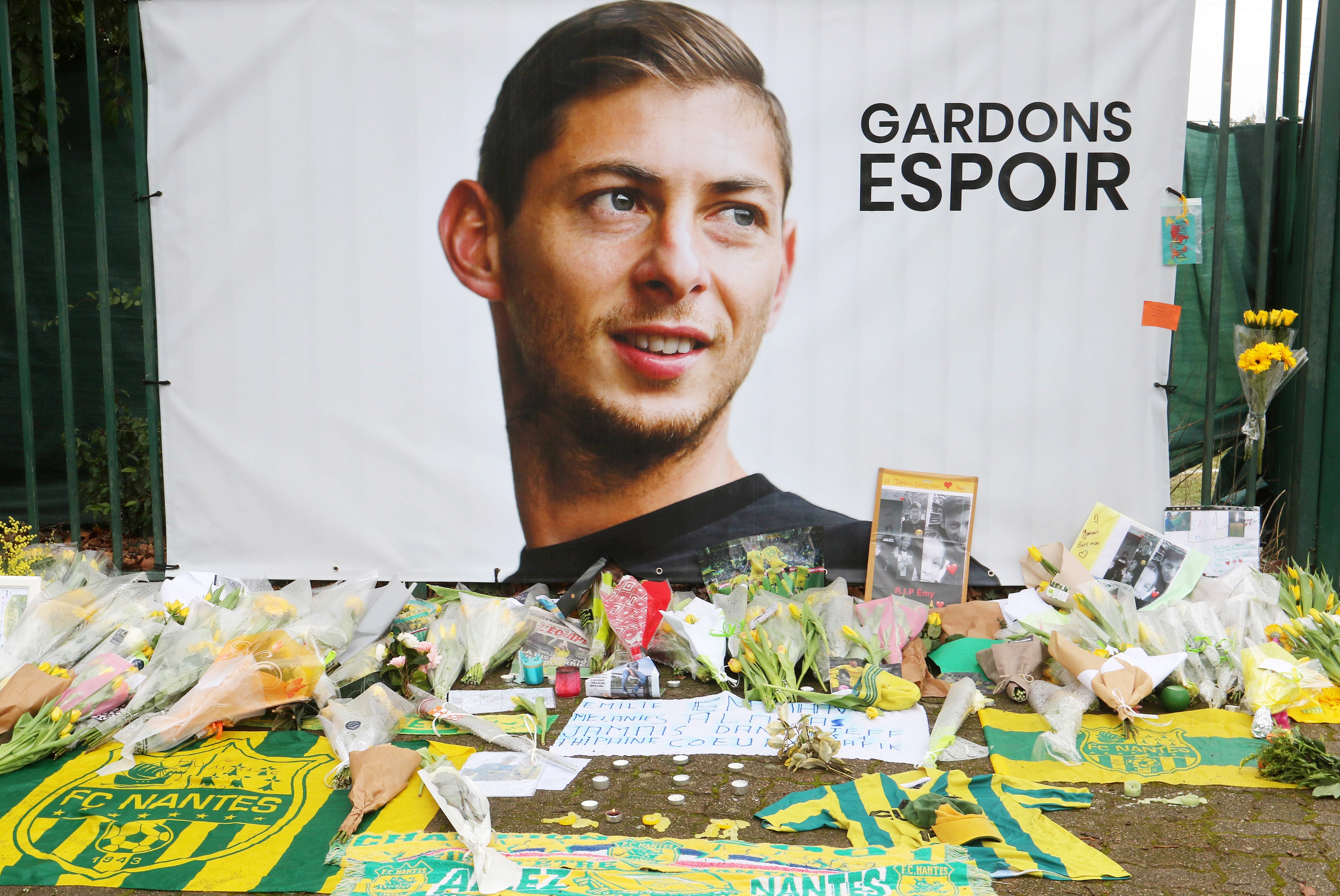 epa07318725 Tribute to Emiliano Sala, on the grids of the training center in La Joneliere, Nantes, France, 25 January 2019. Guernsey Police on 25 January 2019 issued a statement saying the search for missing former Nantes player Emiliano Sala was suspended, and chances for his survival were 'extremely remote'. Argentinian English Premier League Cardiff City soccer player Emiliano Sala went missing on 21 January after a light aicraft he was travelling in from Nantes in France to Cardiff disapeared over the English Channel. Sala had recently signed for Cardiff City from French club Nantes. The Piper Malibu lost contact off Alderney in the Channel Islands on the evening of 21 January 2019. EPA-EFE/EDDY LEMAISTRE