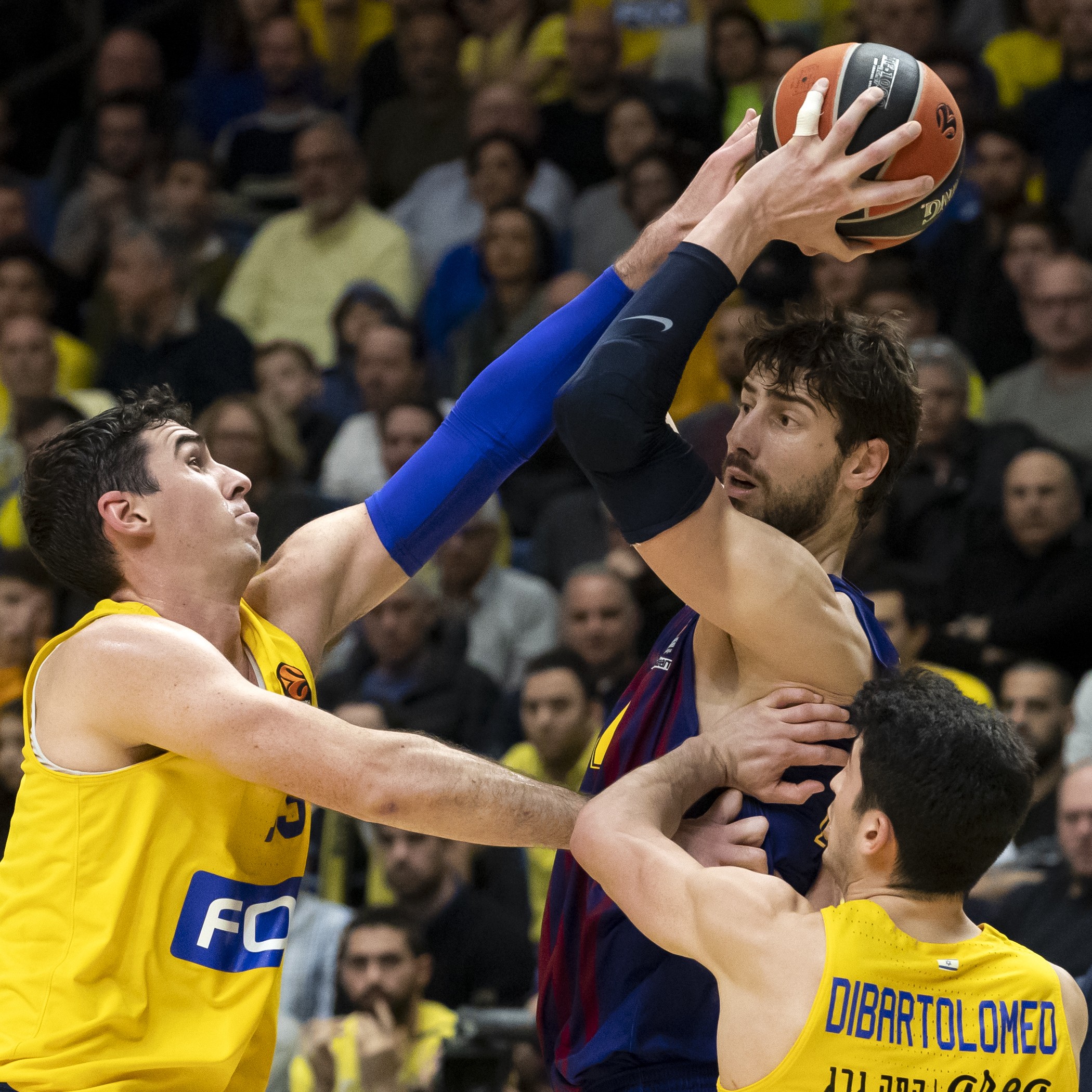 epa07294480 Artem Pustovyi (C) of FC Barcelona Lassa against Jake Cohen (L) and John Dibartolomeo (R) of Maccabi Fox Tel Aviv during the Euroleague basketball match between Maccabi Fox Tel Aviv and FC Barcelona Lassa played in Tel Aviv, Israel, 17 January 2019. EPA-EFE/JIM HOLLANDER