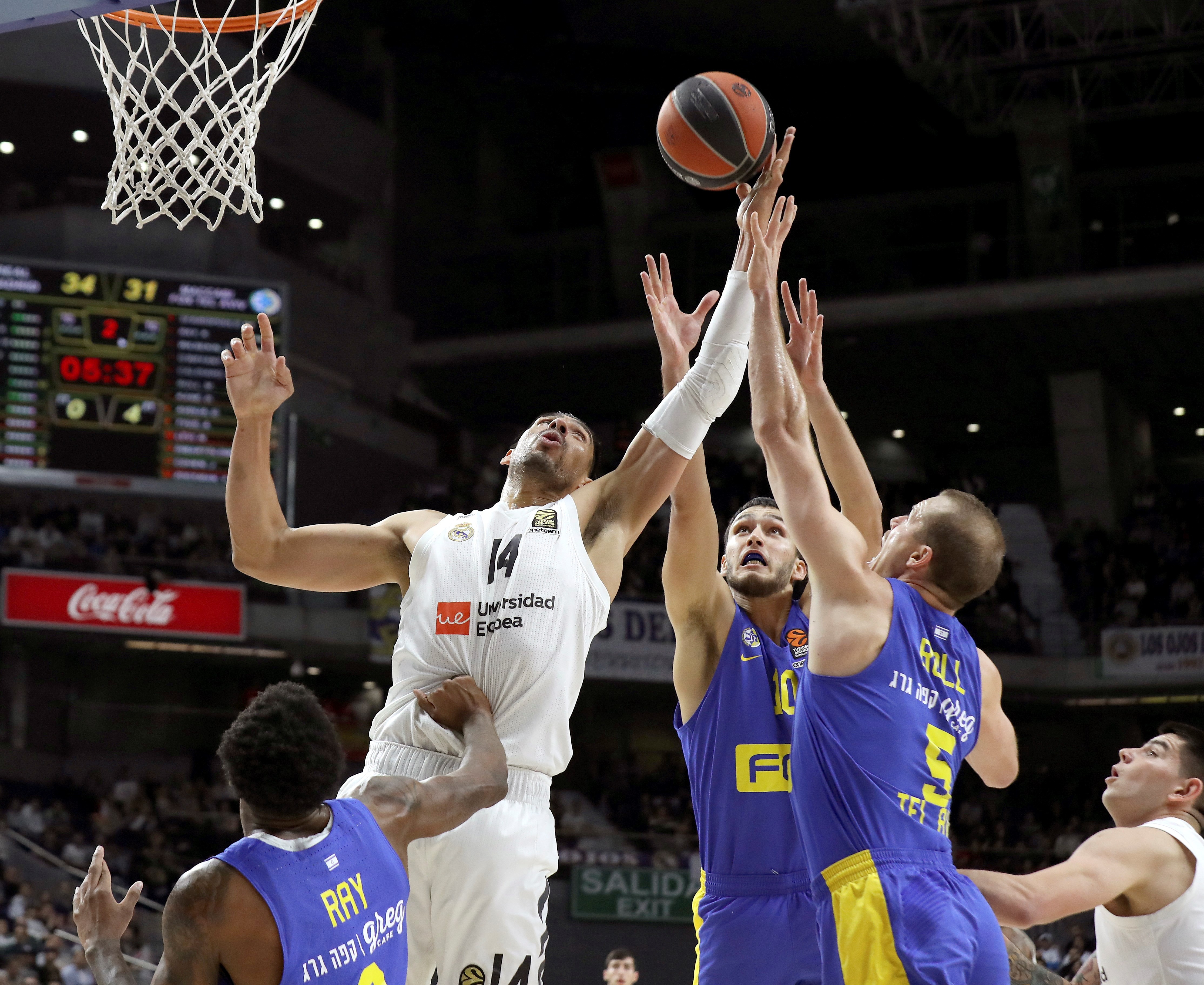 epa07260507 Real Madrid's center Gustavo Ayon (C) in action during the Euroleague basketball match between Real Madrid and Maccabi Tel Aviv at WiZink Center in Madrid, Spain, 03 January 2018. EPA-EFE/Kiko Huesca