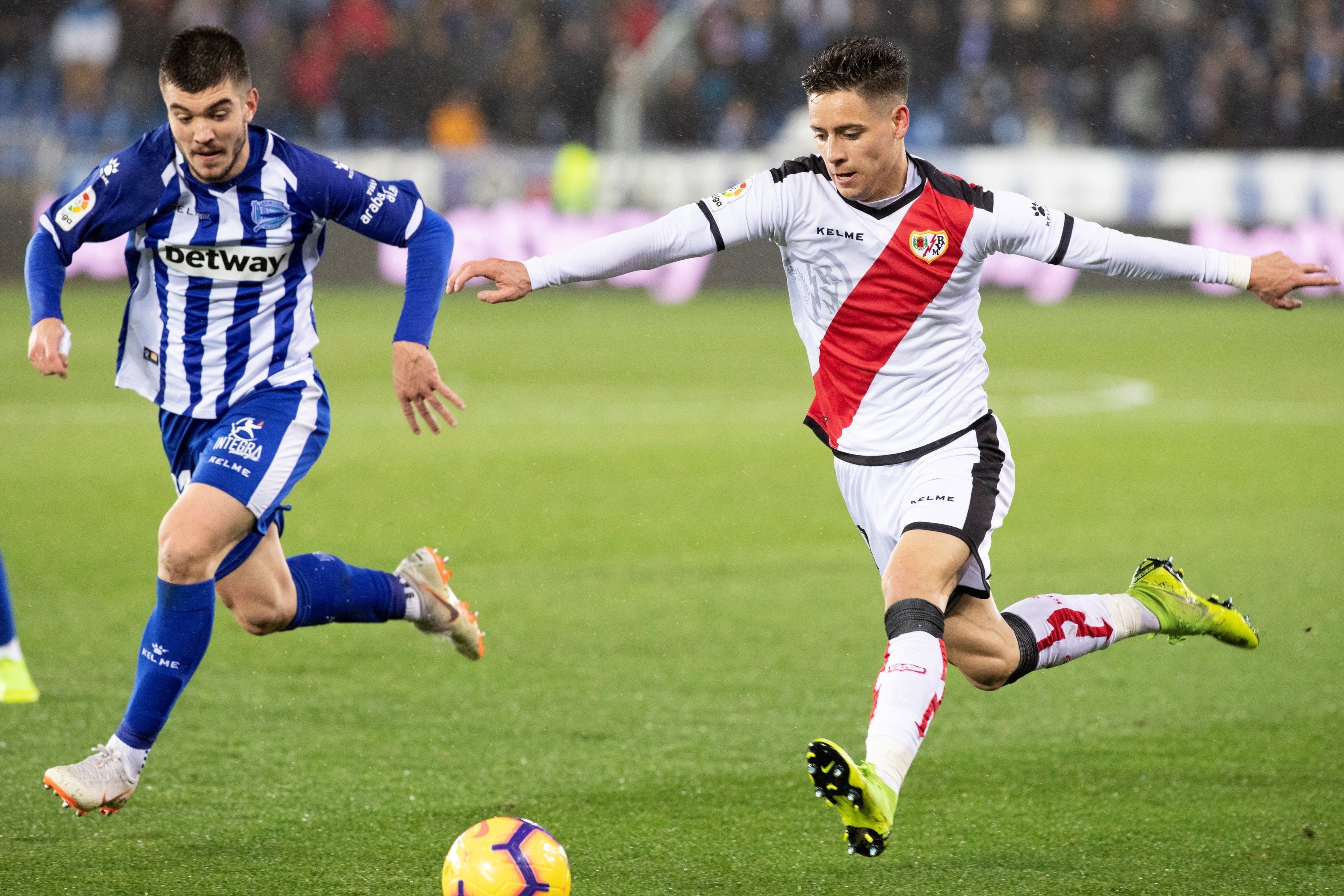 epa07328317 Alaves' defender Martin Aguirregabiria (L) vies for the ball against Rayo Vallecano's midfielder Alex Moreno (R) during the Spanish LaLiga match between Alaves and Rayo Vallecano at Mendizorroza stadium in Vitoria, Basque Country, Spain, 28 January 2019. EPA-EFE/ADRIAN RUIZ DE HIERRO