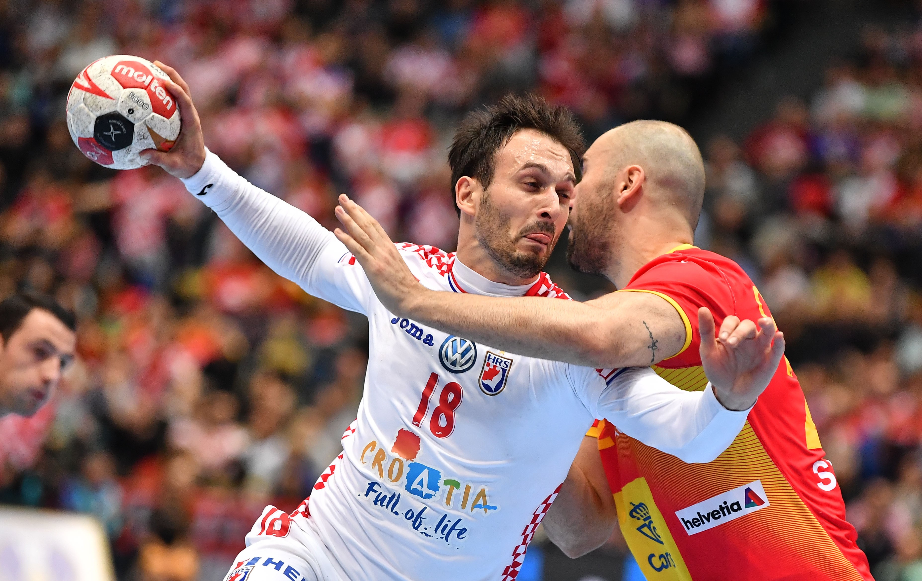 epa07294534 Joan Canellas (R) of Spain in action against Igor Karacic of Croatia during the match between Spain and Croatia at the IHF Men's Handball World Championship in Munich, Germany, 17 January 2019. EPA-EFE/LUKAS BARTH-TUTTAS