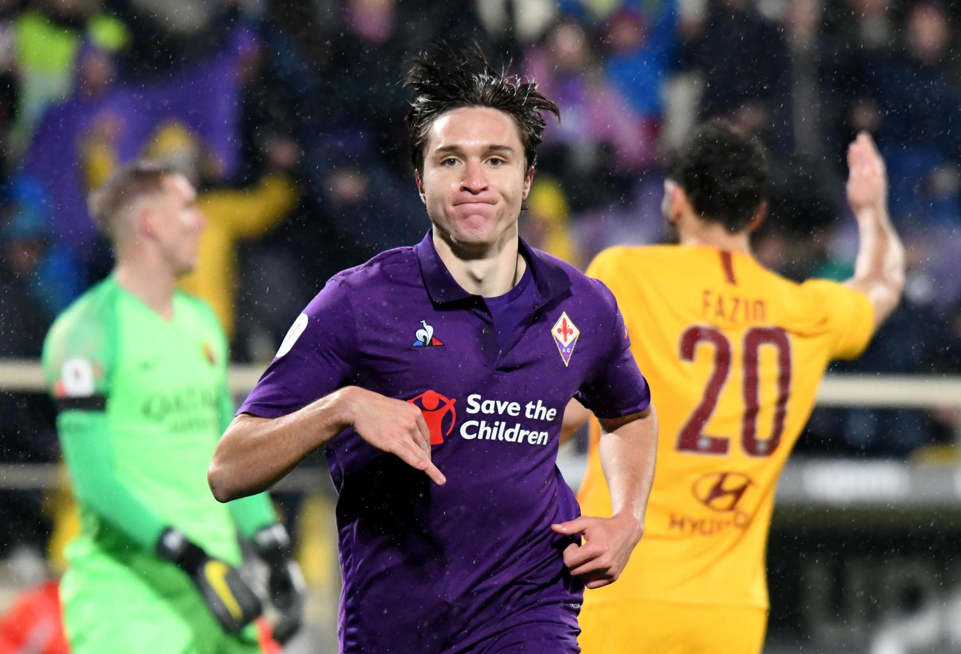 epa07332030 Fiorentina's midfielder Federico Chiesa celebrates scoring during the Italian Cup quarter final soccer match between ACF Fiorentina and AS Roma at the Artemio Franchi stadium in Florence, Italy, 30 January 2019. EPA-EFE/CLAUDIO GIOVANNINI