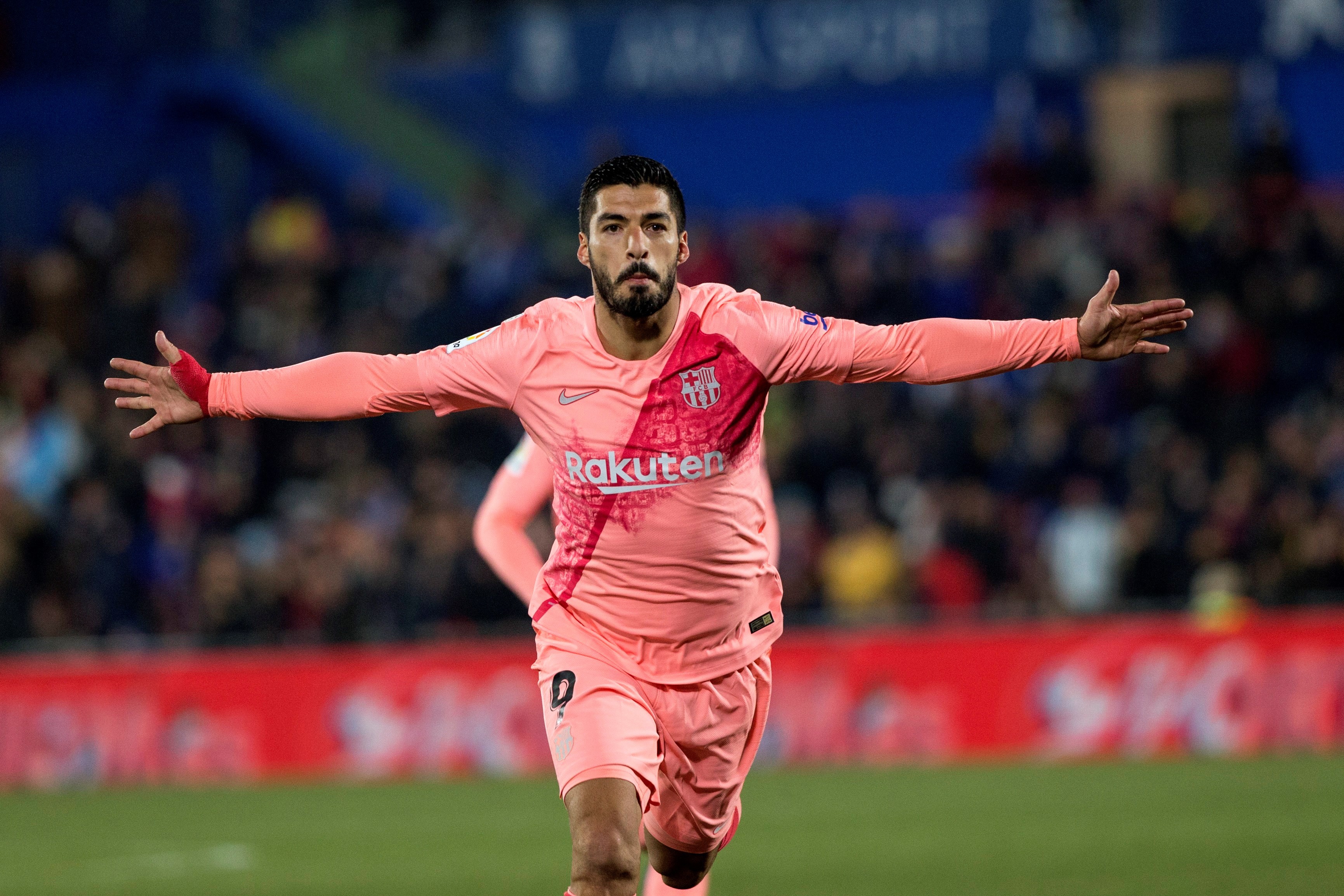 epa07266190 Barcelona's forward Luis Suarez celebrates after scoring the 0-2 during the Spanish LaLiga match between Getafe and Barcelona at Coliseum Alfonso Perez stadium in Madrid, Spain, 06 January 2018. EPA-EFE/Rodrigo Jimenez