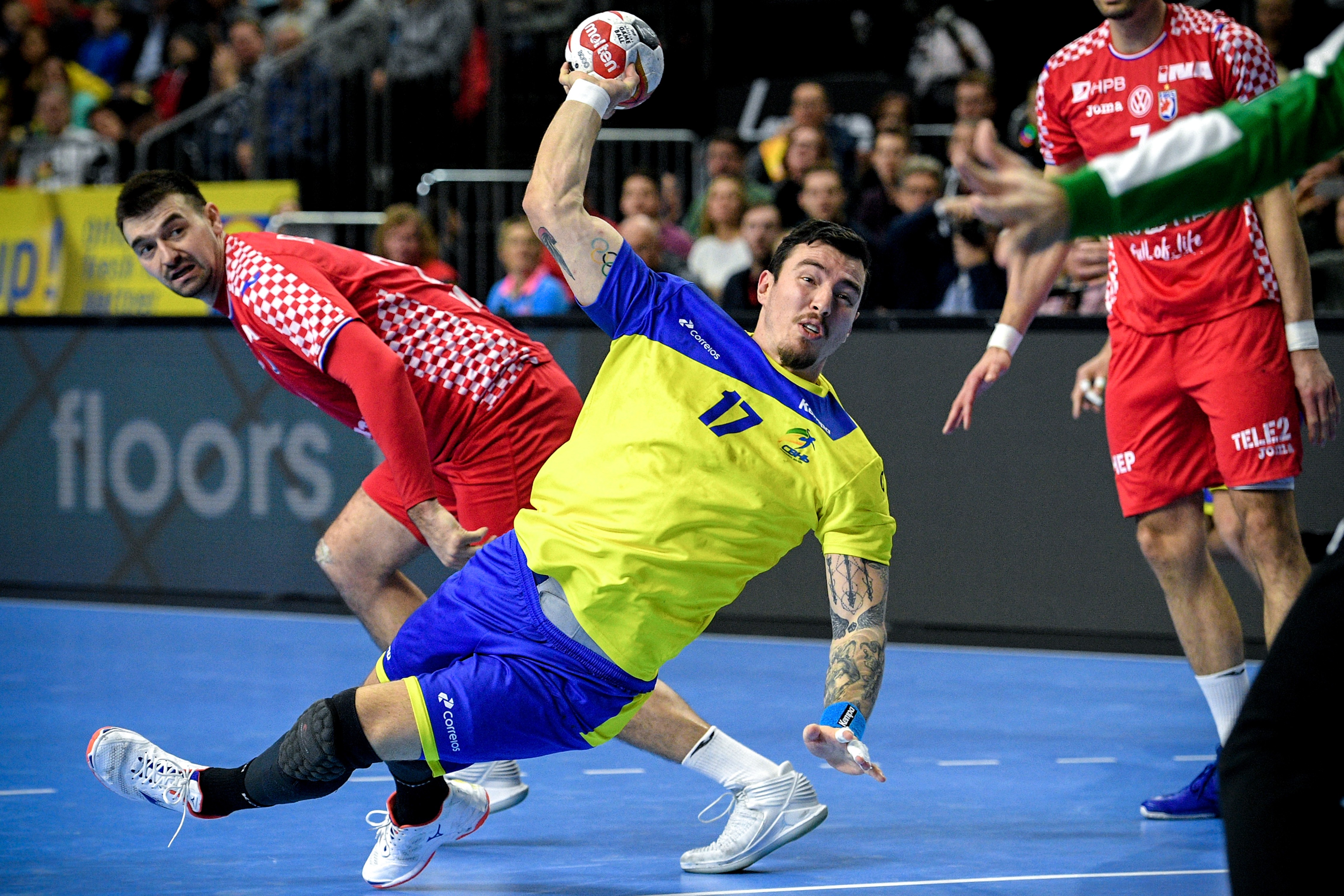 epa07303987 Alexandro Pozzer of Brazil (C) in action during the main round group one match between Brazil and Croatia at the IHF Men's Handball World Championship in Cologne, Germany, 20 January 2019. EPA-EFE/SASCHA STEINBACH