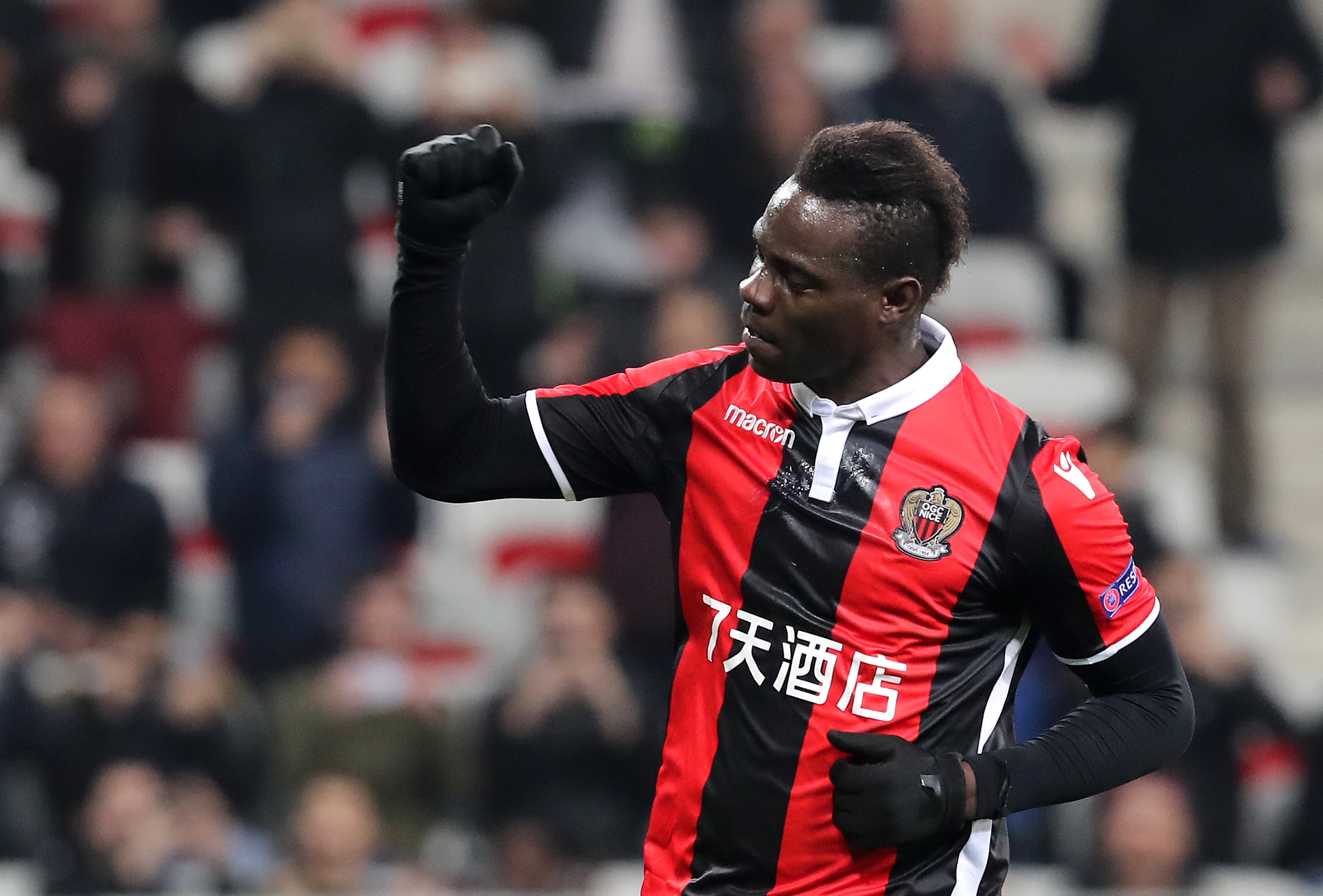 epa06529338 Mario Balotelli (L) of OGC Nice celebrates after scoring a goal against FC Lokomotiv Moscow during the UEFA Europa League round of 16 first leg match between OGC Nice and FC Lokomotiv Moscow, at the Allianz Riviera stadium, in Nice, France, 15 February 2018. EPA-EFE/SEBASTIEN NOGIER