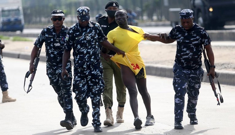 Le forze paramilitari nigeriane fanno irruzione in una festa di compleanno e arrestano 76 omosessuali