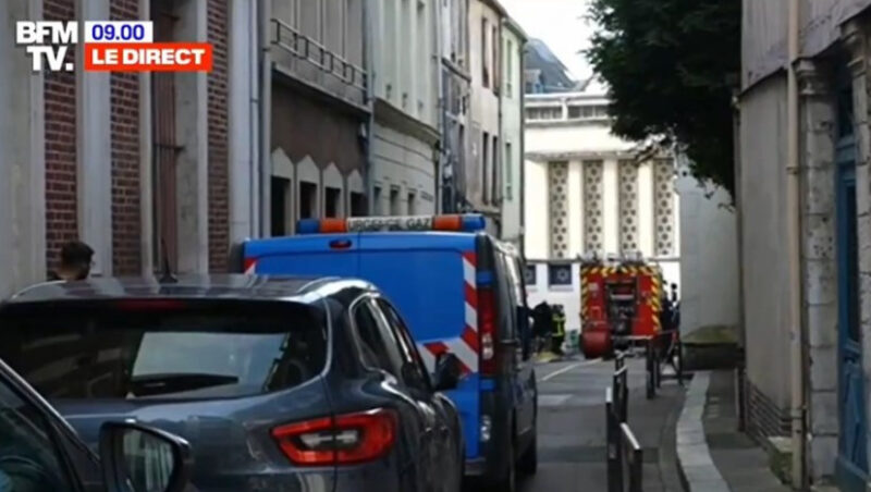 (Видео) Напад на синагога во Франција, полицијата го уби напаѓачот