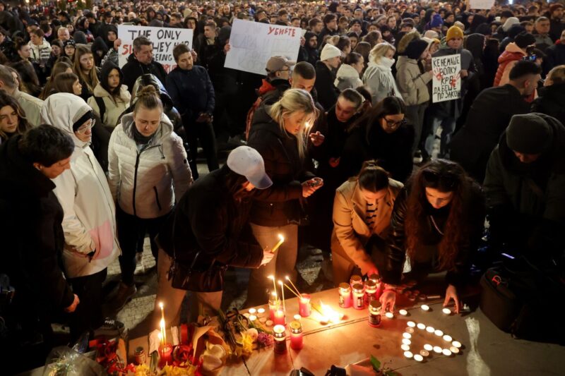 (Фотогалерија) Скопје плаче: илјадници граѓани оддадоа почит за жртвите од пожарот во дискотеката во Кочани