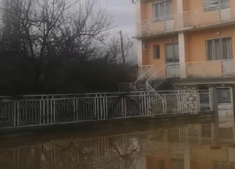 Ако живеете во поплавено подрачје превријте ја водата за пиење 10 минути, фрлете ја храната што дошла во допир со поплавата – ИЈЗ со препораки до граѓаните