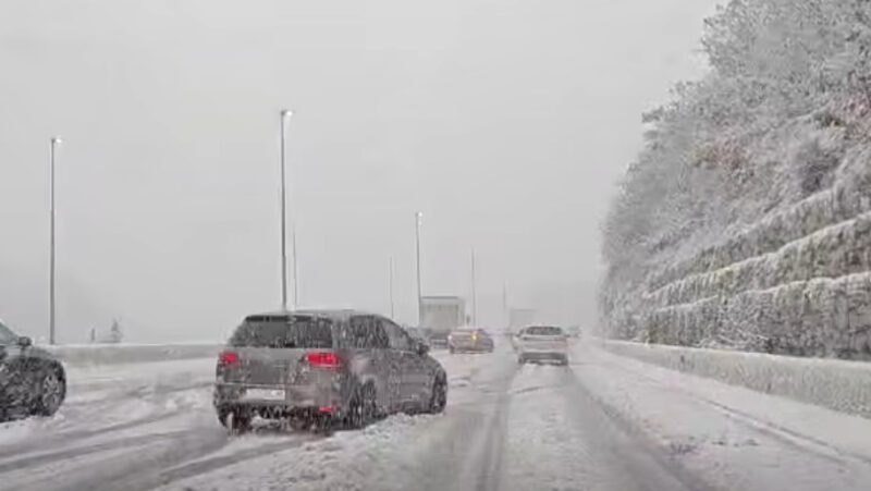 (Видео) Снежните врнежи го парализираа регионот: застои во сообраќајот во Сараево, автомобили заглавени кај Сплит