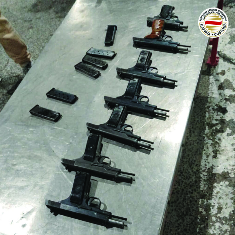 Запленети пиштоли, едно лице е во притвор, спречен обид за сериозен меѓународен криминал, соопшти Царинската управа
