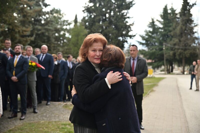 Цвеќе во помен на Борис Трајковски – 22 години од авионската несреќа