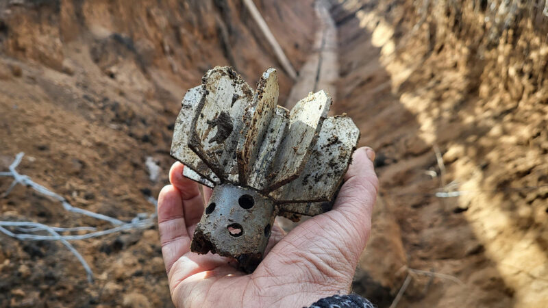 Гостиварец пронашол кинески гранати под карпа покрај река