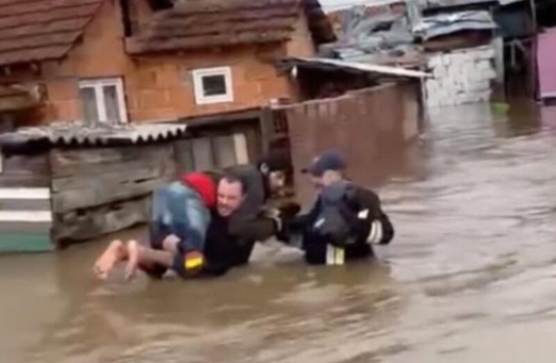 (Видео) Големи поплави во Кичево, ЦУК на терен